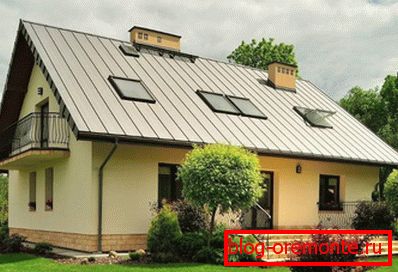 Casa con techo dvukhskatnoy mansarda