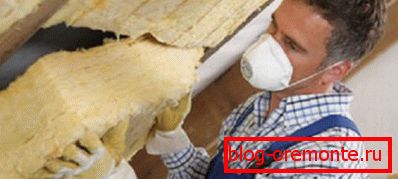 El proceso de colocación de lana mineral entre las vigas del techo.