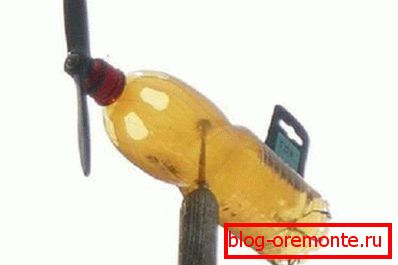 Un simple molino de viento de una botella con una hélice.