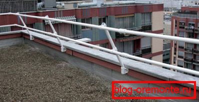 Parapeto en el techo plano operado