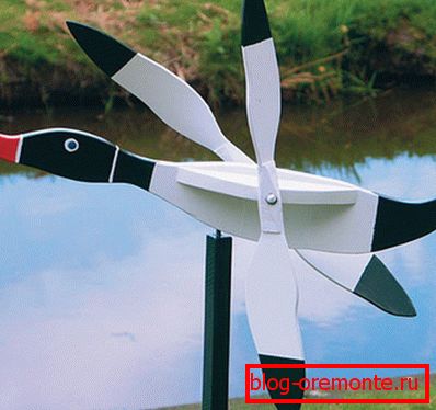 Molino de viento hecho en casa en forma de pato volador de madera