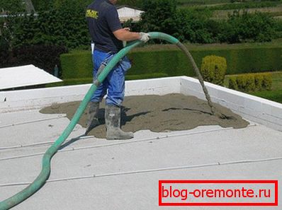 Verter el techo plano de concreto