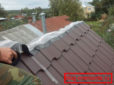Instalación de una cinta de ventilación y aireadores en el techo de cresta.