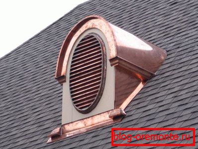 Ventana de buhardilla para ventilación de ático.