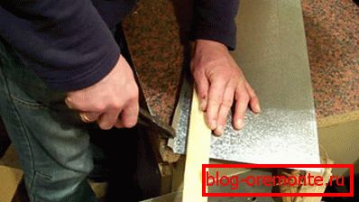 Doblando los bordes de la pieza.
