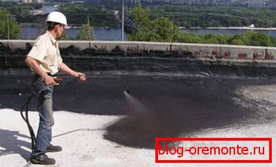 Pulverización de la base de hormigón de masilla bituminosa.