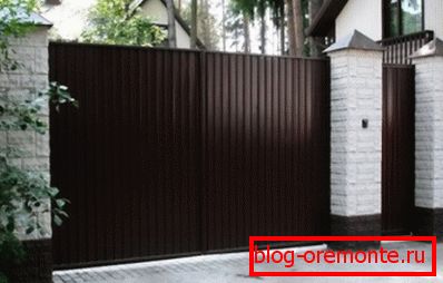 La puerta y la puerta de un piso profesional sobre soporte de ladrillo se combinan perfectamente con la casa