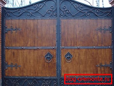 Puertas de madera con forja.