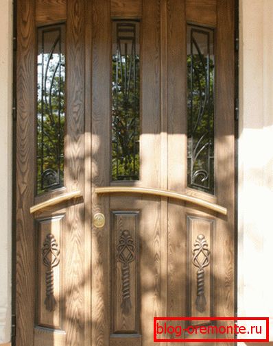 Tapizado, imitando madera, sobre una puerta de metal esmaltado.