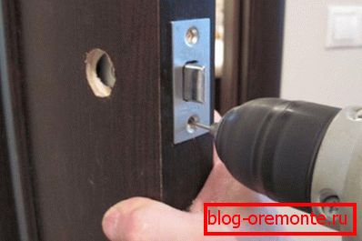 Cómo insertar una cerradura en la puerta interior: el proceso