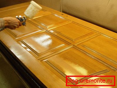 Barniz de revestimiento de puertas.