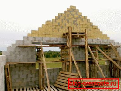 Construcción de frontones a partir de bloques.