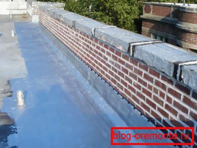 Parapeto en el edificio de gran altura con un techo plano