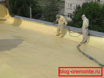 Rellenar el techo plano con espuma de poliuretano.