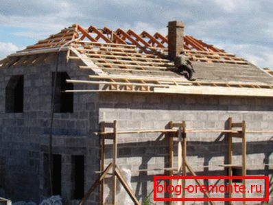 Construcción de un techo de medio gumbo.
