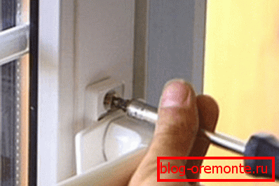 Reemplazo del tirador de la puerta de plástico. reparacion de puertas plasticas