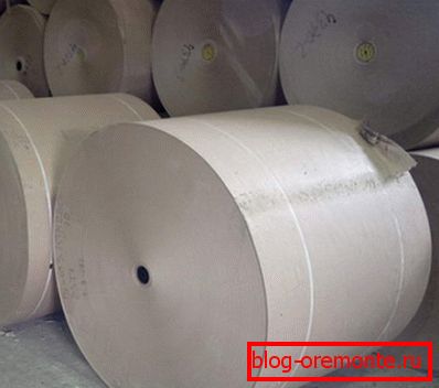 Techo de cartón en rollos utilizados en la fabricación.