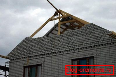 Dispositivo de pared Gable después de la instalación del techo