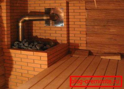 Conexión de la estufa de sauna a la chimenea exterior.