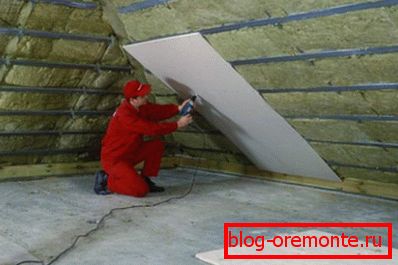 El proceso de instalación de lana mineral en las vigas.