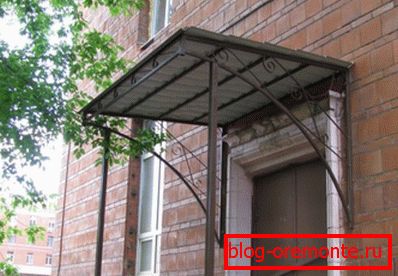 Toldo directo sobre la entrada de policarbonato.