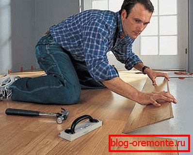 Encaje suavemente el panel laminado con un candado de Encaje suavemente el panel laminado con un candado de