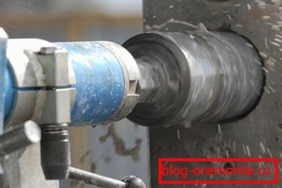La perforación de agujeros de diamante en el concreto es la única forma de romper su integridad. La perforación de agujeros de diamante en el concreto es la única forma de romper su integridad.