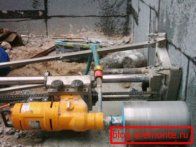 Diamantado de agujeros en el hormigón mecánicamente. Diamantado de agujeros en el hormigón mecánicamente.