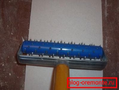 Perforar paneles de yeso con rodillo de aguja puertas arqueadas