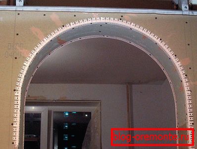 Sujete la esquina para proteger los bordes del arco. puerta arqueada
