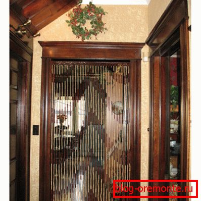 Cortinas de bambú en la puerta Cortinas de bambú en la puerta