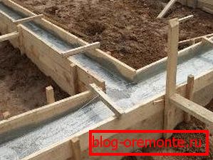 Cimentación de hormigón a la espera de estar completamente asentada. Cimentación de hormigón a la espera de estar completamente asentada.