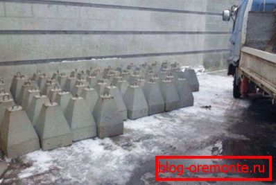 Bolardos de hormigón para vallas de entrada. Bolardos de hormigón para vallas de entrada.