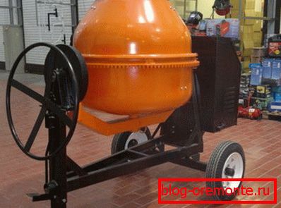 Hormigonera con un volumen de 200 litros. Hormigonera con un volumen de 200 litros.
