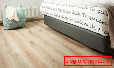 Laminado beige combina bien con muebles grises.