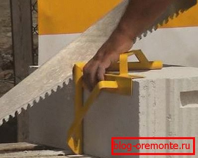 El bloque se corta con una sierra para metales con dientes grandes. El bloque se corta con una sierra para metales con dientes grandes.