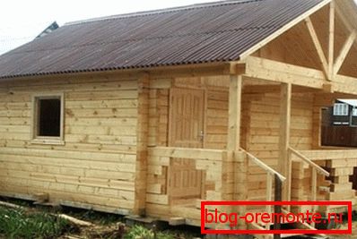 Las casas en forma de barra se pueden instalar sobre pilotes, y la construcción de los bloques requiere una base sólida o la presencia de un asador Las casas en forma de barra se pueden instalar sobre pilotes, y la construcción de los bloques requiere una base sólida o la presencia de un asador