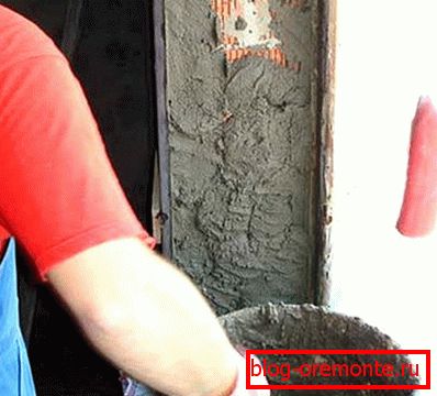 Aplicación de la solución en la pendiente. Cómo recortar las pendientes de la puerta principal.