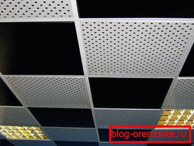 Techo perforado blanco y negro