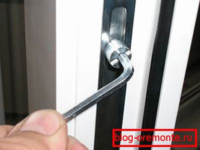 Ajuste de la puerta de plástico Reparación de puertas de entrada de plástico.
