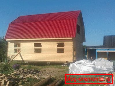 La casa de campo de una barra seca en la etapa final de construcción La casa de campo de una barra seca en la etapa final de construcción