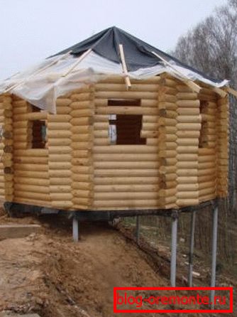Este tipo de cimentación permite construir estructuras incluso en superficies desiguales. Este tipo de cimentación permite construir estructuras incluso en superficies desiguales.