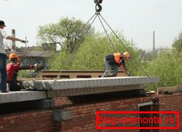 Incluso si construyes una casa de piedra, la madera es útil para la construcción del techo.