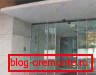 Un ejemplo de puertas automáticas de vidrio.