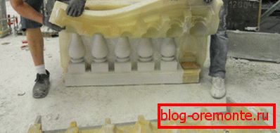 Se muestran contenedores de silicona para crear balaustres de concreto. Se muestran contenedores de silicona para crear balaustres de concreto.