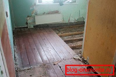 Desmantelando el antiguo suelo de madera.