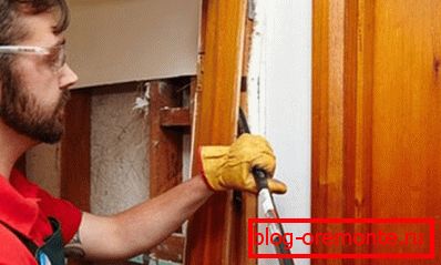 Desmantelando la puerta vieja Desmantelando la puerta vieja