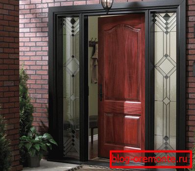 Una puerta de madera en la entrada es una excelente opción para una casa privada. Una puerta de madera en la entrada es una excelente opción para una casa privada.