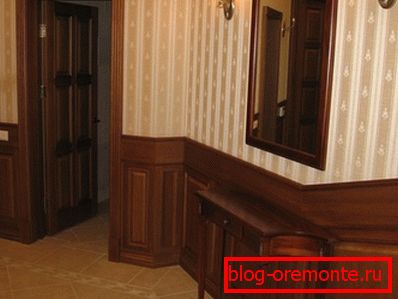 Puerta con paneles de madera en interior clásico. Puerta con paneles de madera en interior clásico.