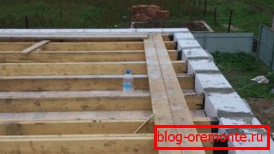 Vigas de madera sobre las que se colocará el subsuelo. Vigas de madera sobre las que se colocará el subsuelo.